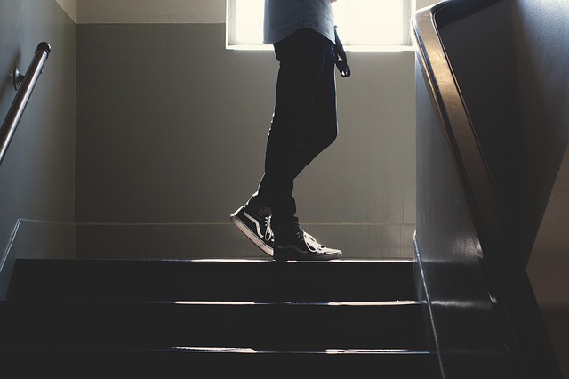 osoba na schodech