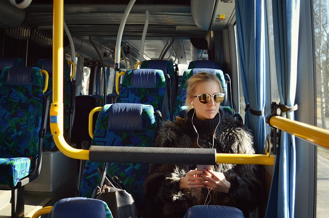 blondýna v autobusu